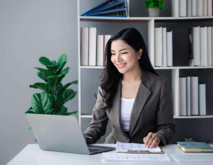 Asian women working in the office, young Asian business women as business executives.